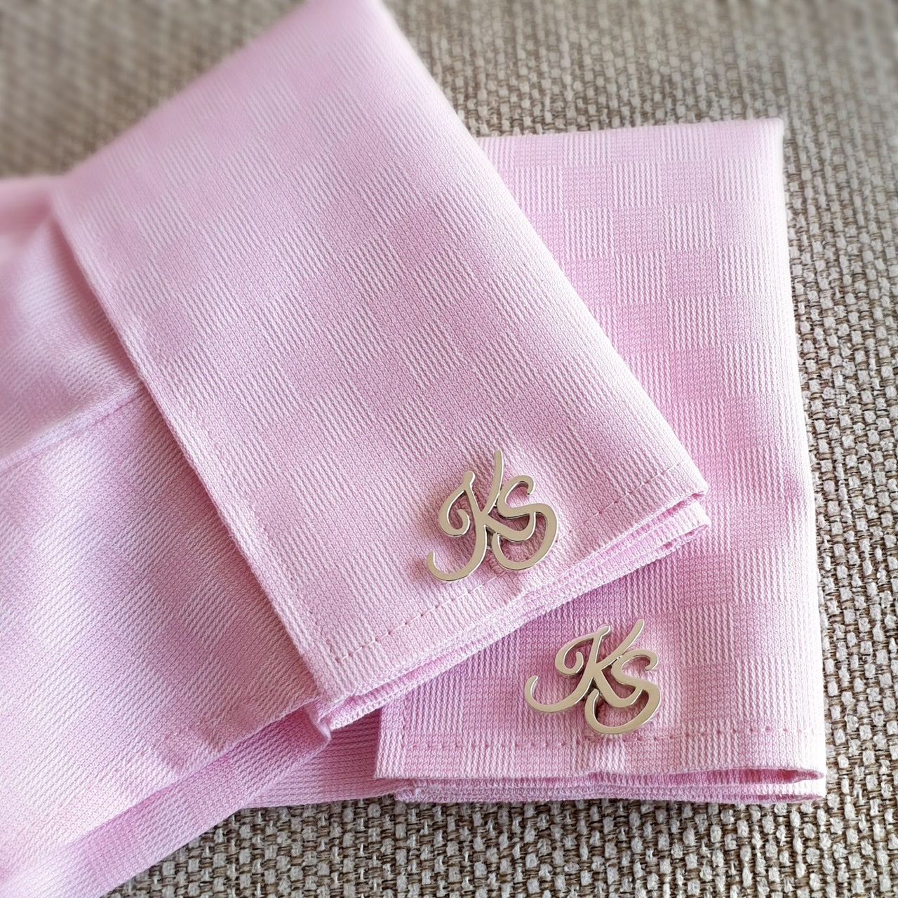 Customized cufflinks with cursive initials in dubai abudhabi sharjah