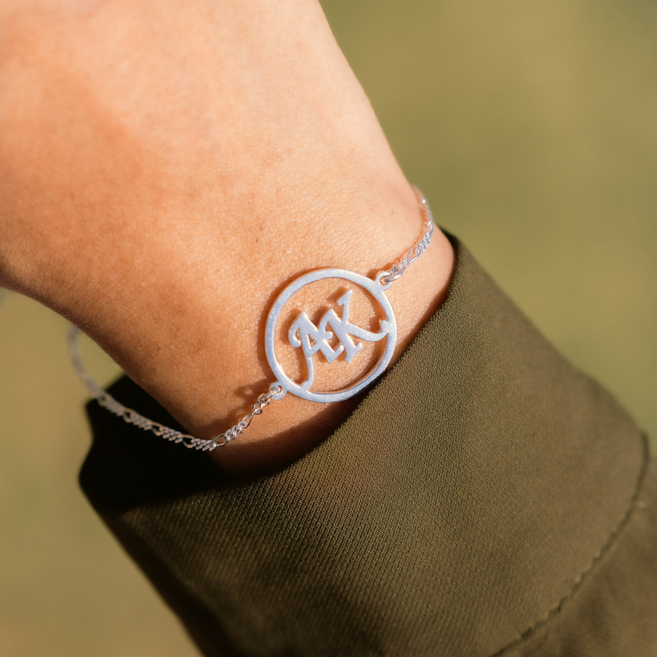 woment bracelt in round shape